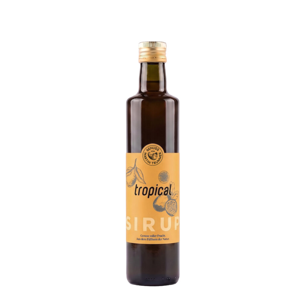 Flasche Trummerfrucht Mehrfruchtsirup Tropical 500 ml mit orangefarbenem Etikett und Logo